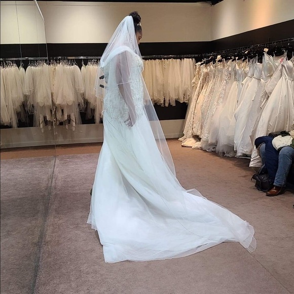 Wedding dress - Picture 3 of 3